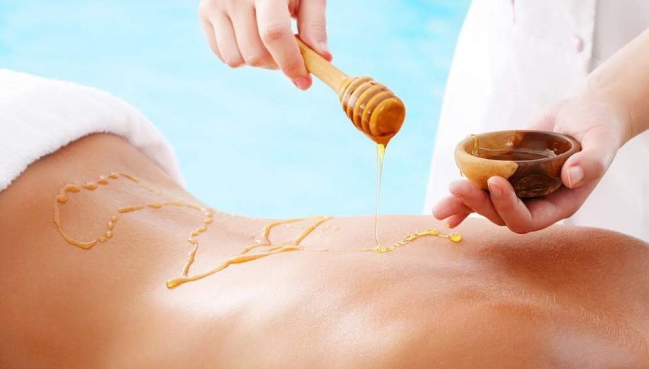 Le miel est un produit naturel avec des propriétés curatives uniques. Malgré ses nombreuses vertus, le massage au miel est encore peu connu. Cette méthode de massage est issu de longues traditions ancestrales. 
